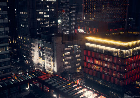 A view of Taipei's commercial center Xinyi out of a high hotel room at night. The city is full of red and yellow lights, it feels a bit like from a cyberpunk movie like blade runner.